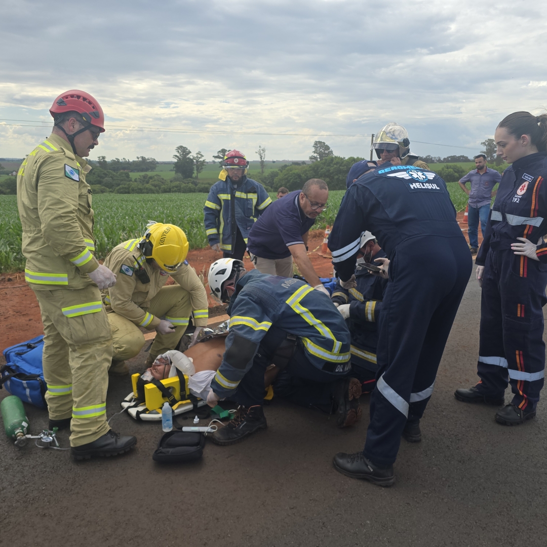 Homem sofre trauma de crânio após carro capotar várias vezes na PR-317
