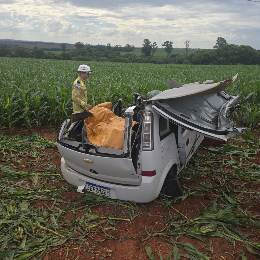 Homem sofre trauma de crânio após carro capotar várias vezes na PR-317