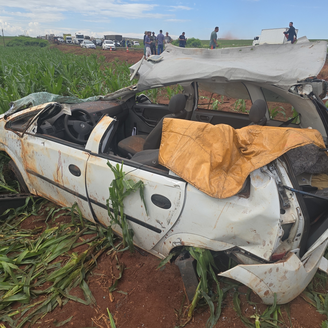 Homem sofre trauma de crânio após carro capotar várias vezes na PR-317