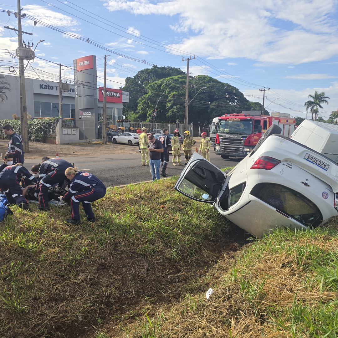 Mulher é socorrida após capotar veículo na PR-317, em Maringá