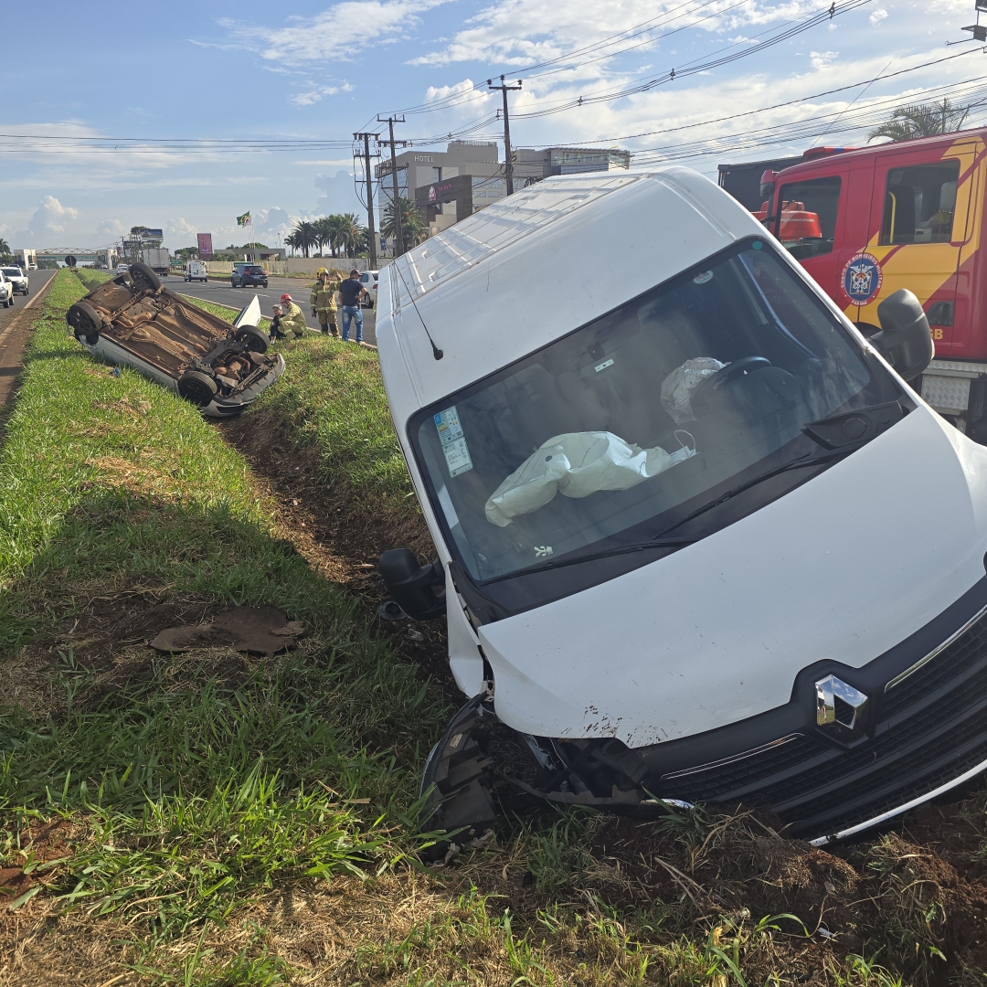 Mulher é socorrida após capotar veículo na PR-317, em Maringá