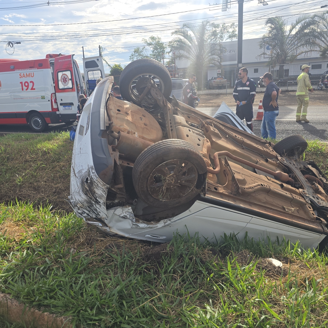 Mulher é socorrida após capotar veículo na PR-317, em Maringá