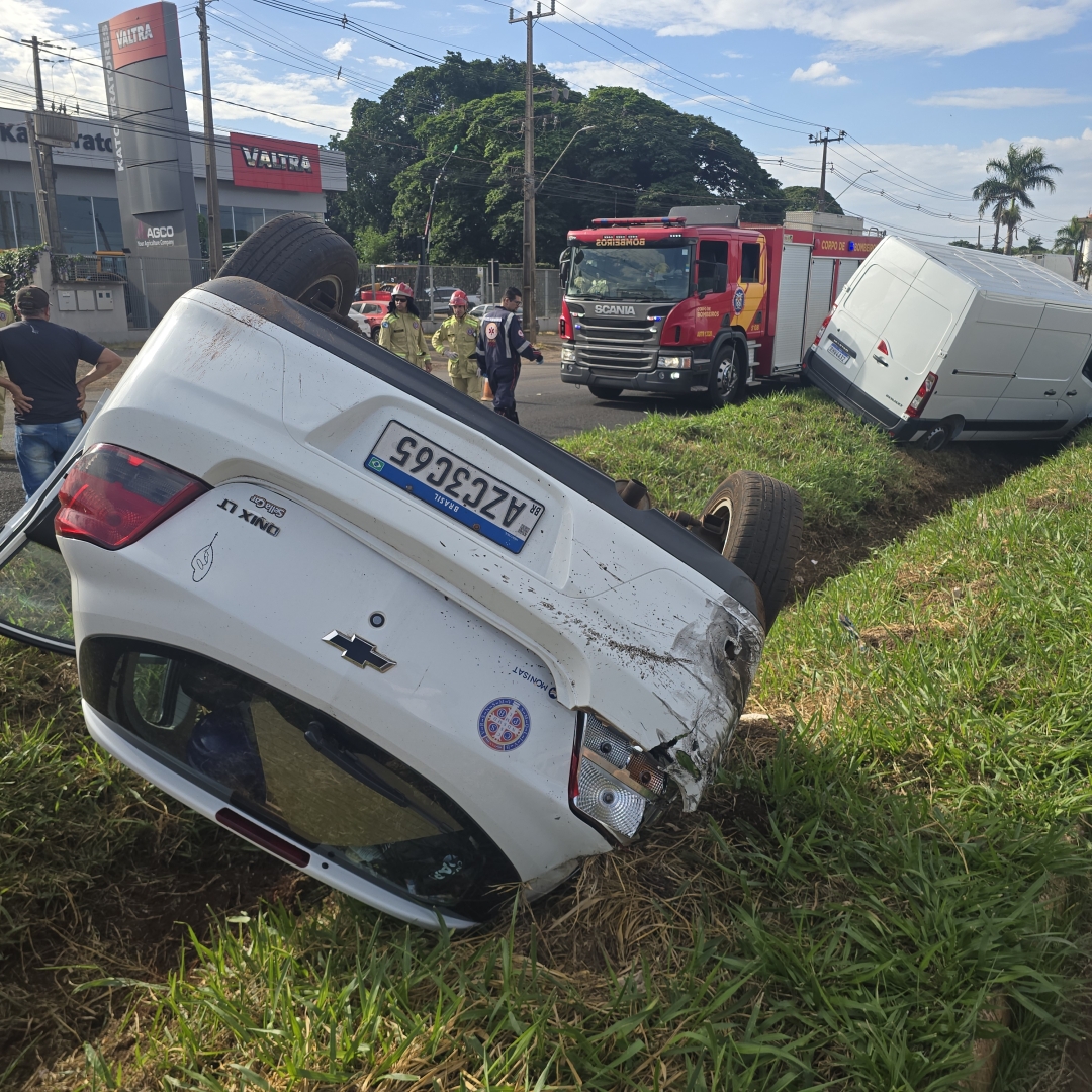 Mulher é socorrida após capotar veículo na PR-317, em Maringá