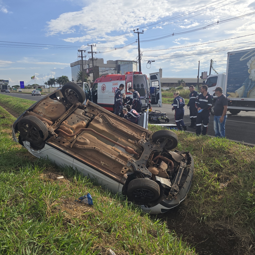 Mulher é socorrida após capotar veículo na PR-317, em Maringá
