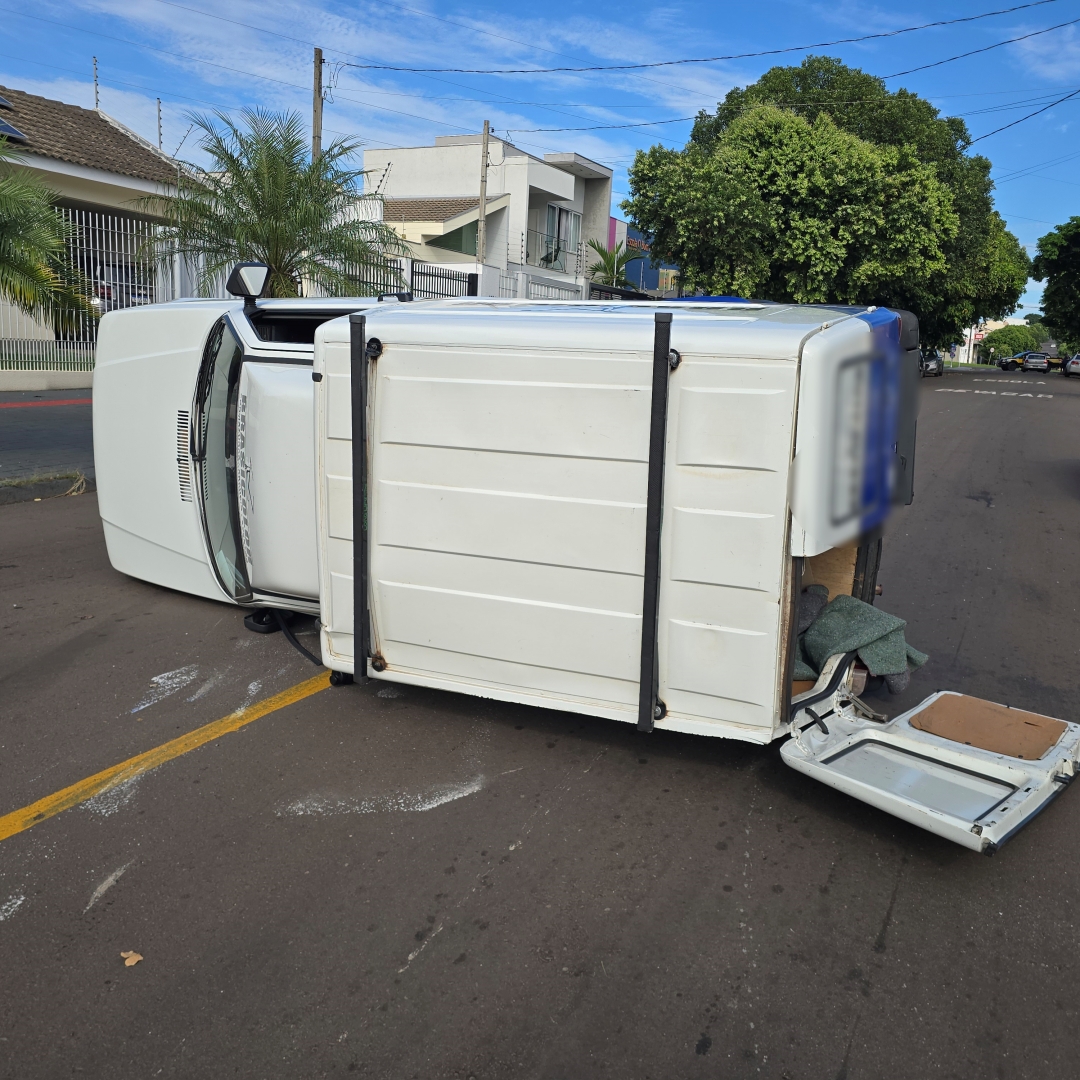 Fiorino tomba após batida em cruzamento no Jardim Santa Helena
