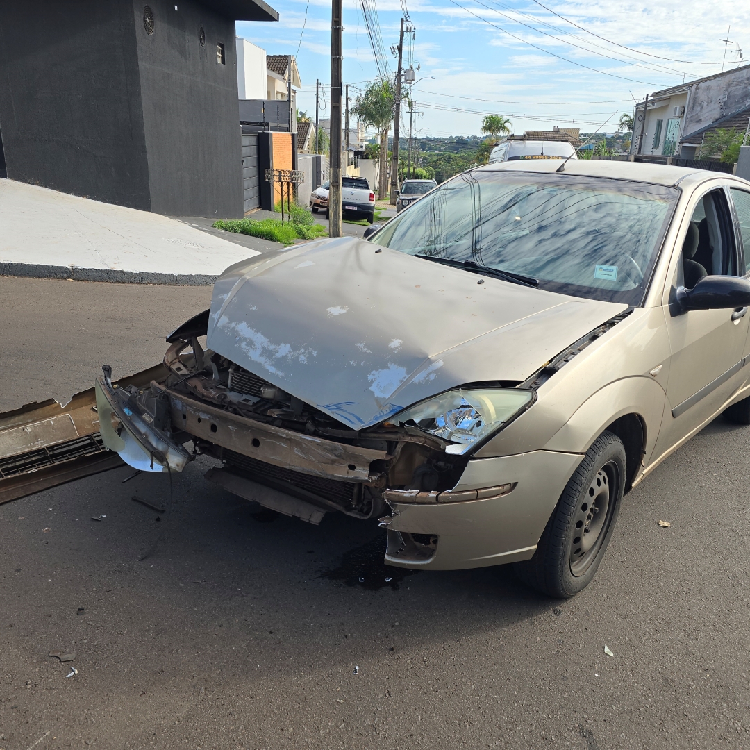 Fiorino tomba após batida em cruzamento no Jardim Santa Helena