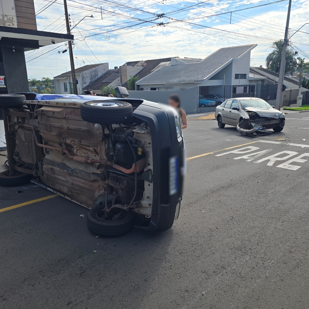 Fiorino tomba após batida em cruzamento no Jardim Santa Helena