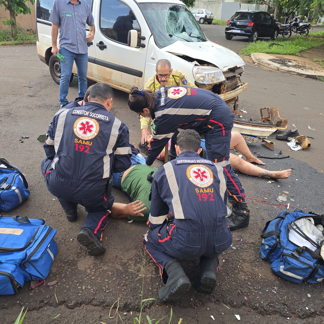 Colisão frontal deixa casal gravemente ferido no Jardim Paris 3