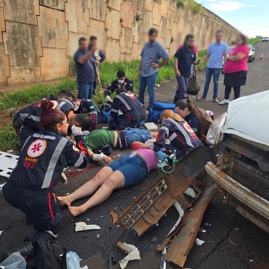 Colisão frontal deixa casal gravemente ferido no Jardim Paris 3