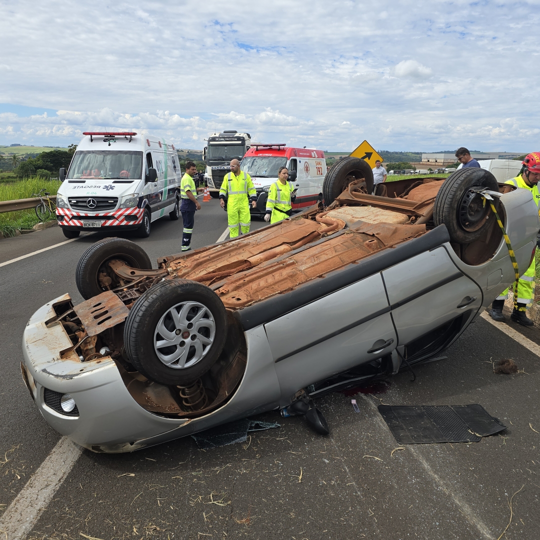 Grave acidente na PR-897 deixa mulher ferida após carro capotar várias vezes em Marialva
