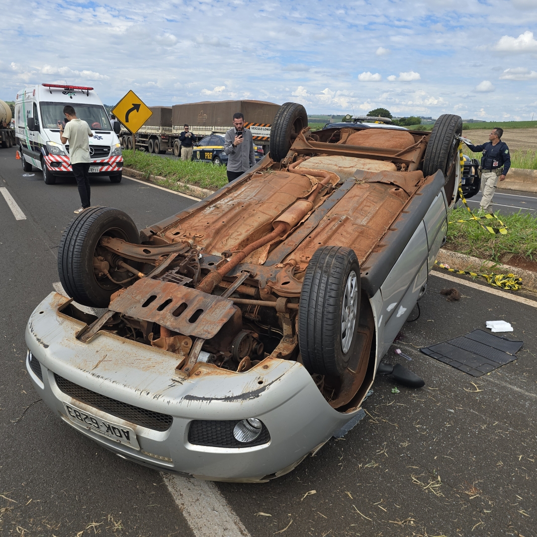 Grave acidente na PR-897 deixa mulher ferida após carro capotar várias vezes em Marialva