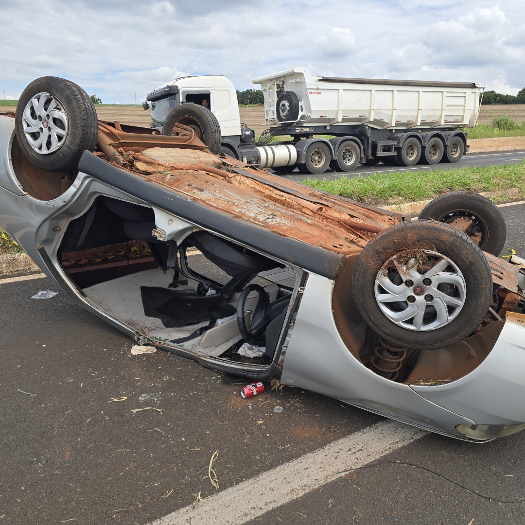 Grave acidente na PR-897 deixa mulher ferida após carro capotar várias vezes em Marialva
