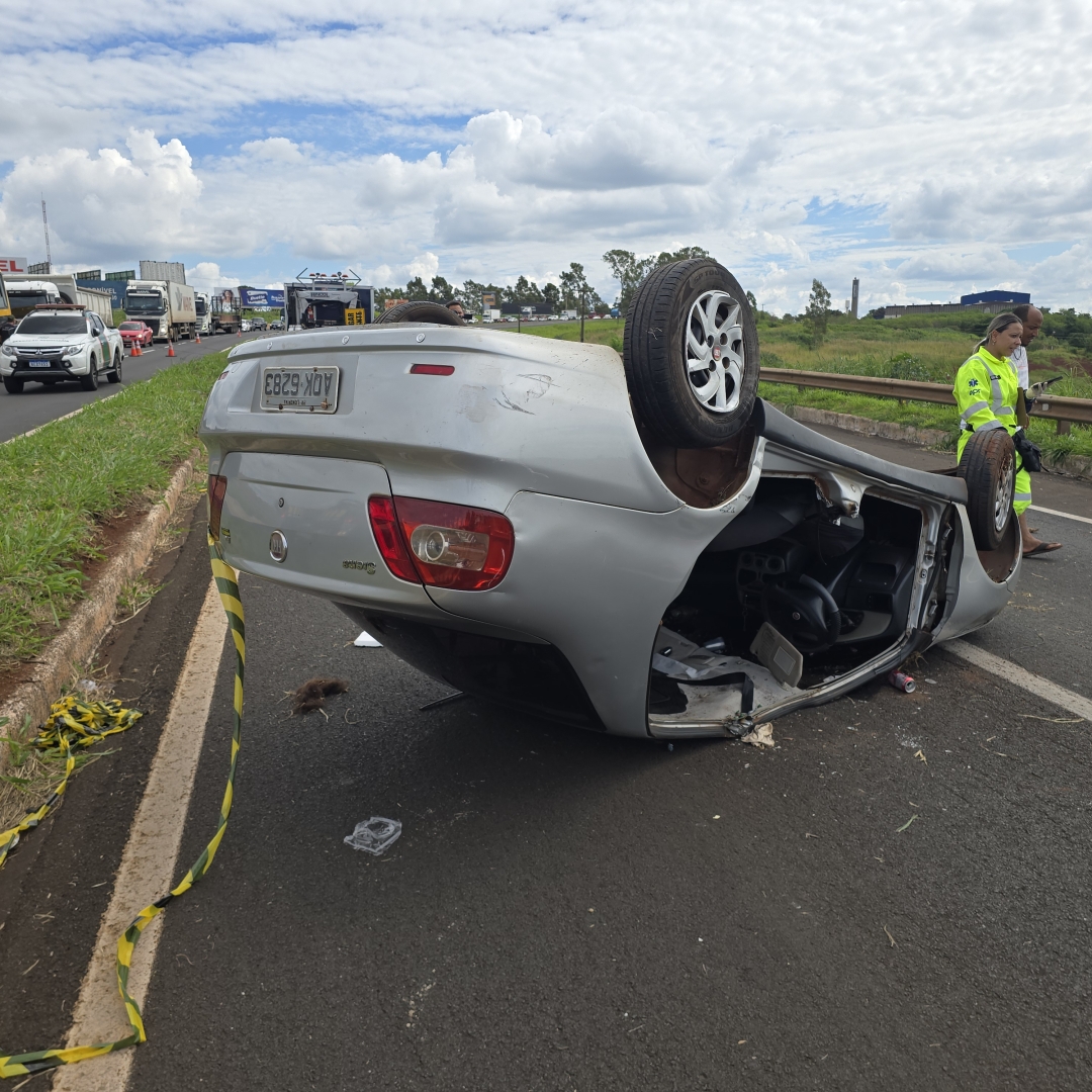 Grave acidente na PR-897 deixa mulher ferida após carro capotar várias vezes em Marialva