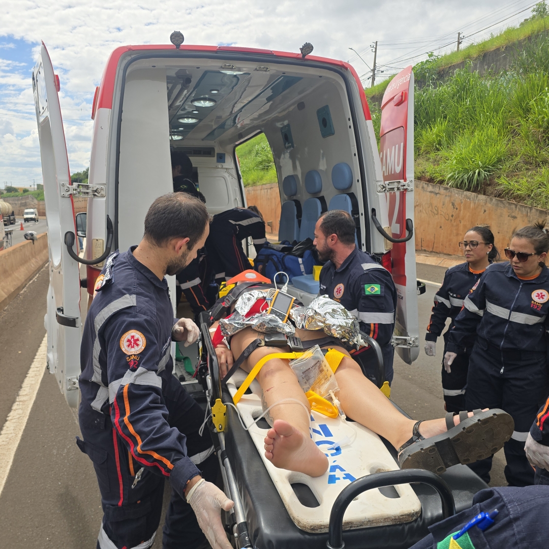 Acidente de moto deixa jovem ferida no Contorno Norte de Maringá