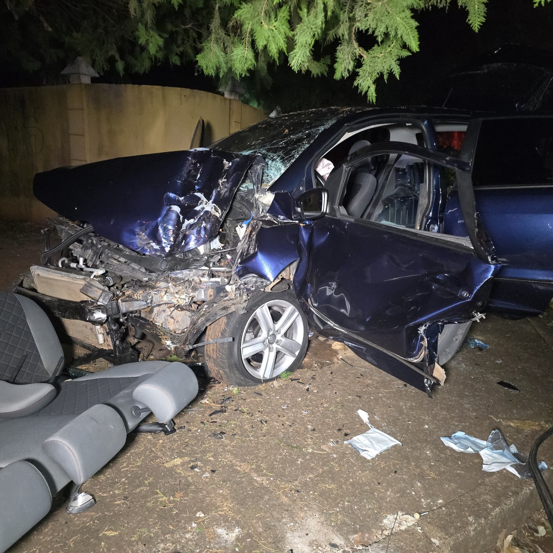 Motorista fica gravemente ferido após bater carro contra árvore no Parque das Grevíleas