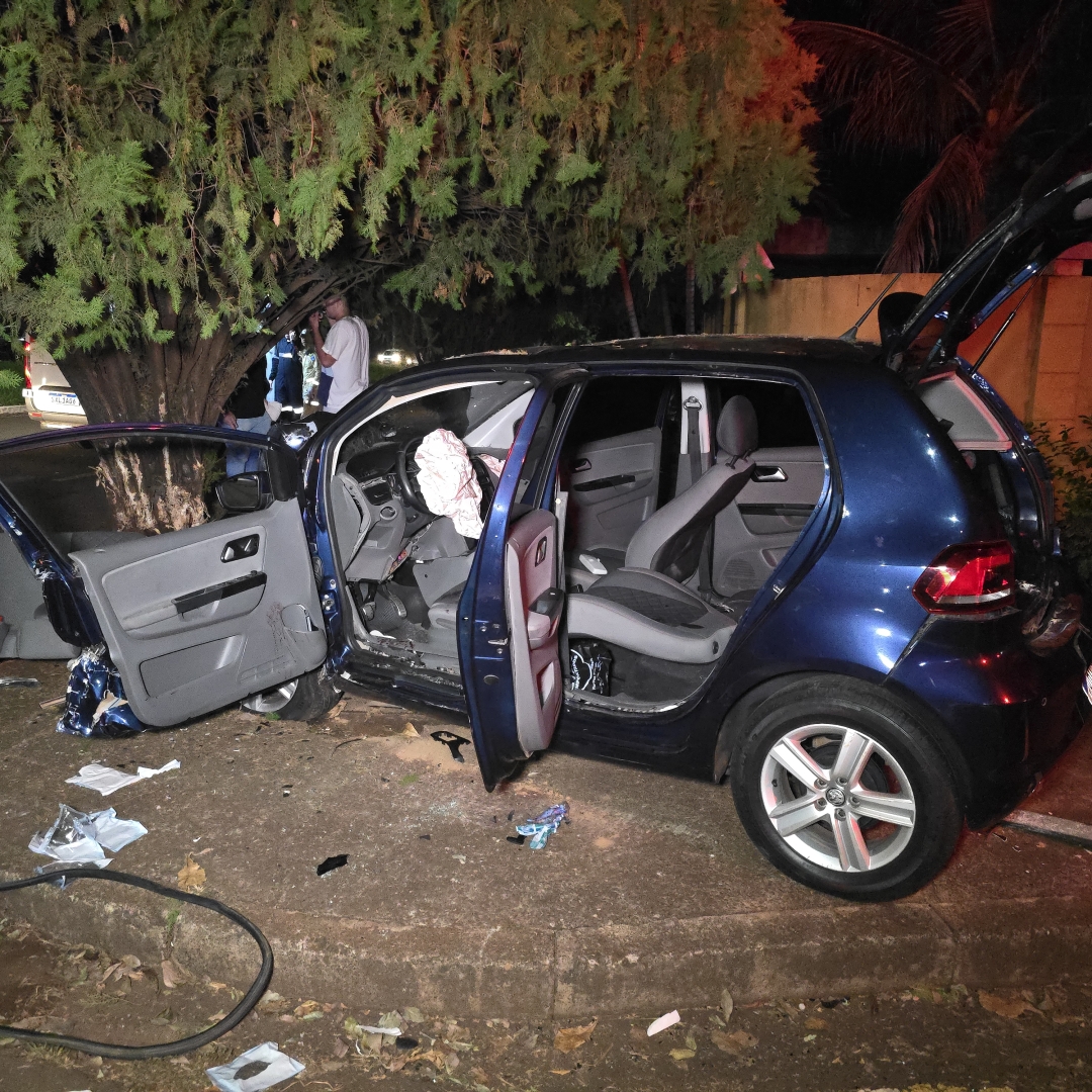 Motorista fica gravemente ferido após bater carro contra árvore no Parque das Grevíleas