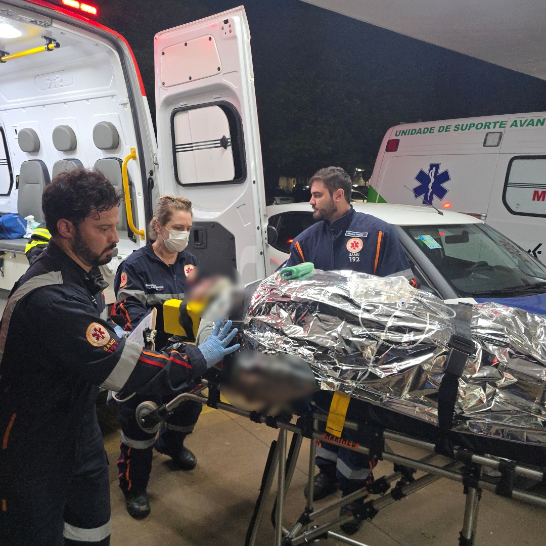 Motorista fica gravemente ferido após bater carro contra árvore no Parque das Grevíleas