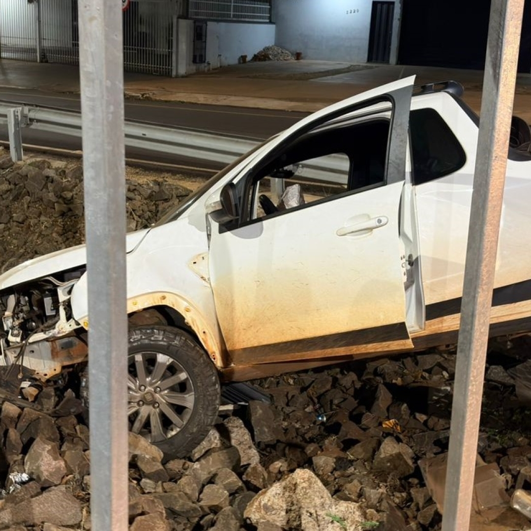 Carro fica destruído após bater em trincheira recém-construída na Avenida Morangueira