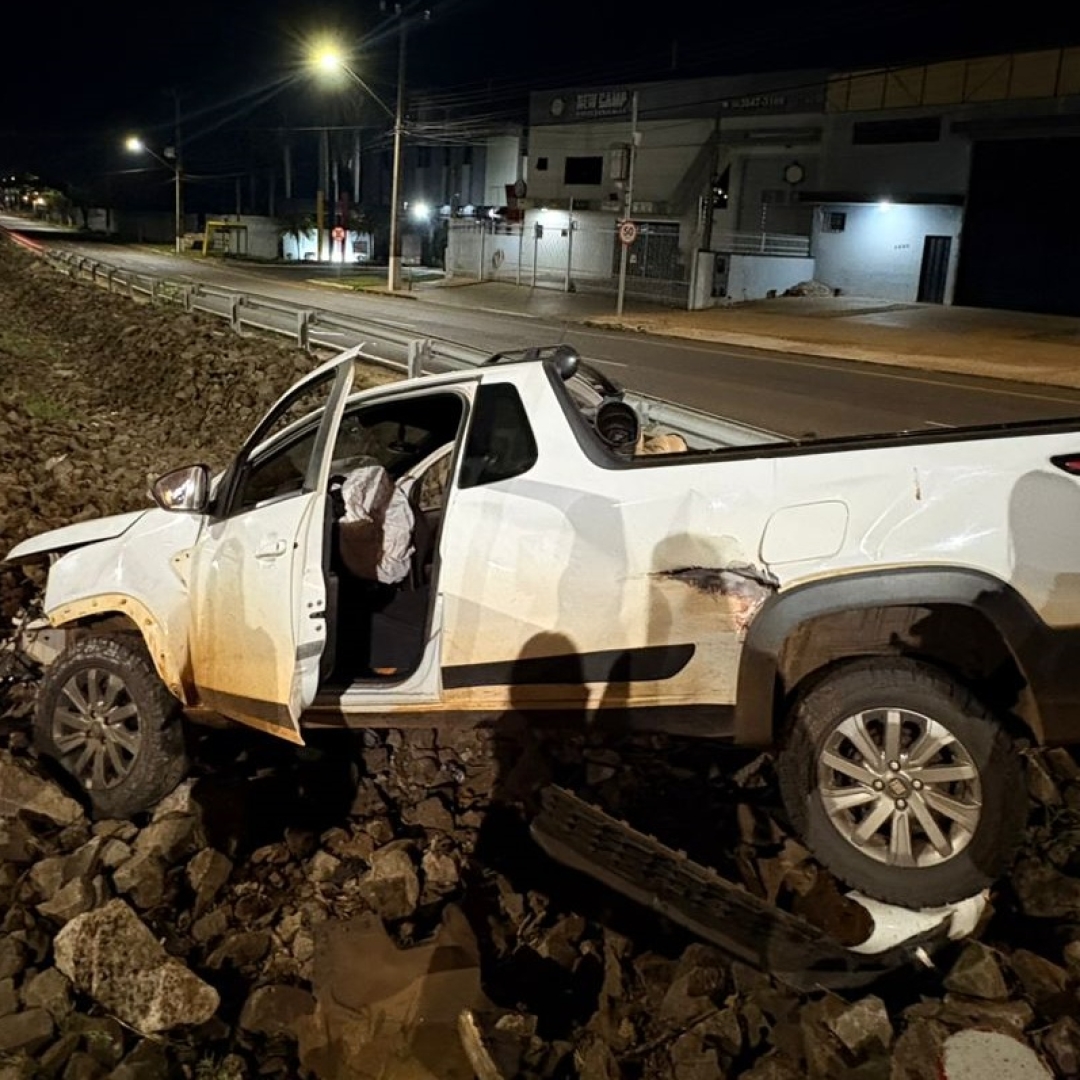 Carro fica destruído após bater em trincheira recém-construída na Avenida Morangueira