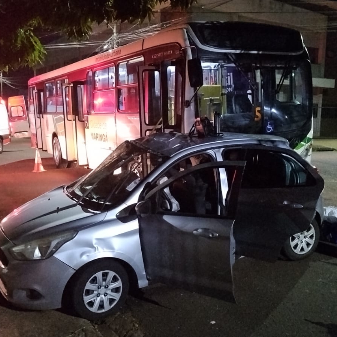 Acidente entre carro de aplicativo e ônibus deixa cinco pessoas feridas no Conjunto Requião