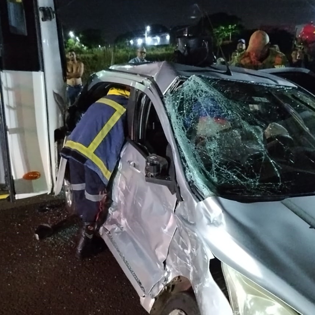 Acidente entre carro de aplicativo e ônibus deixa cinco pessoas feridas no Conjunto Requião