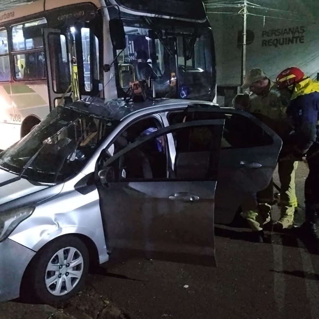Acidente entre carro de aplicativo e ônibus deixa cinco pessoas feridas no Conjunto Requião