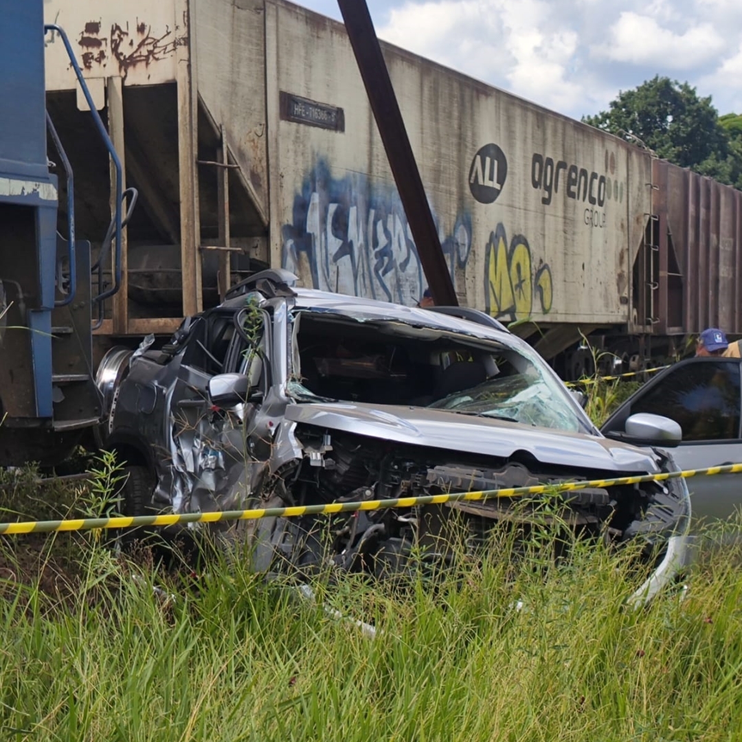 Batida entre caminhonete e trem deixa motorista gravemente ferido em Sarandi