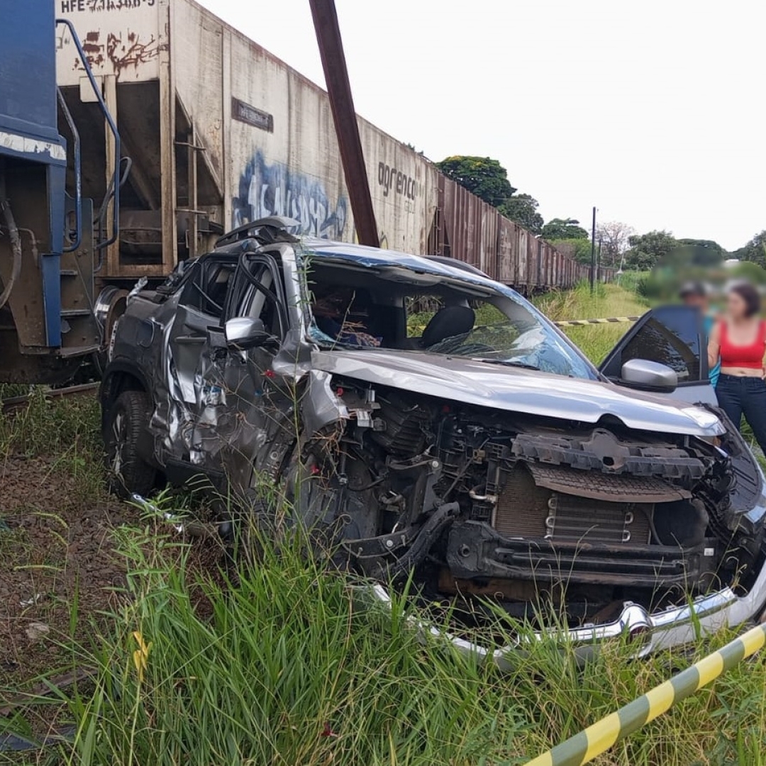 Batida entre caminhonete e trem deixa motorista gravemente ferido em Sarandi