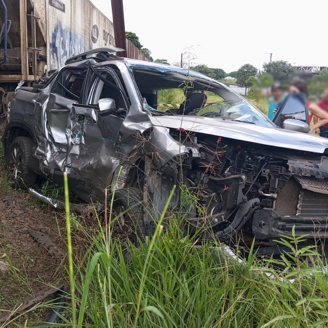 Batida entre caminhonete e trem deixa motorista gravemente ferido em Sarandi