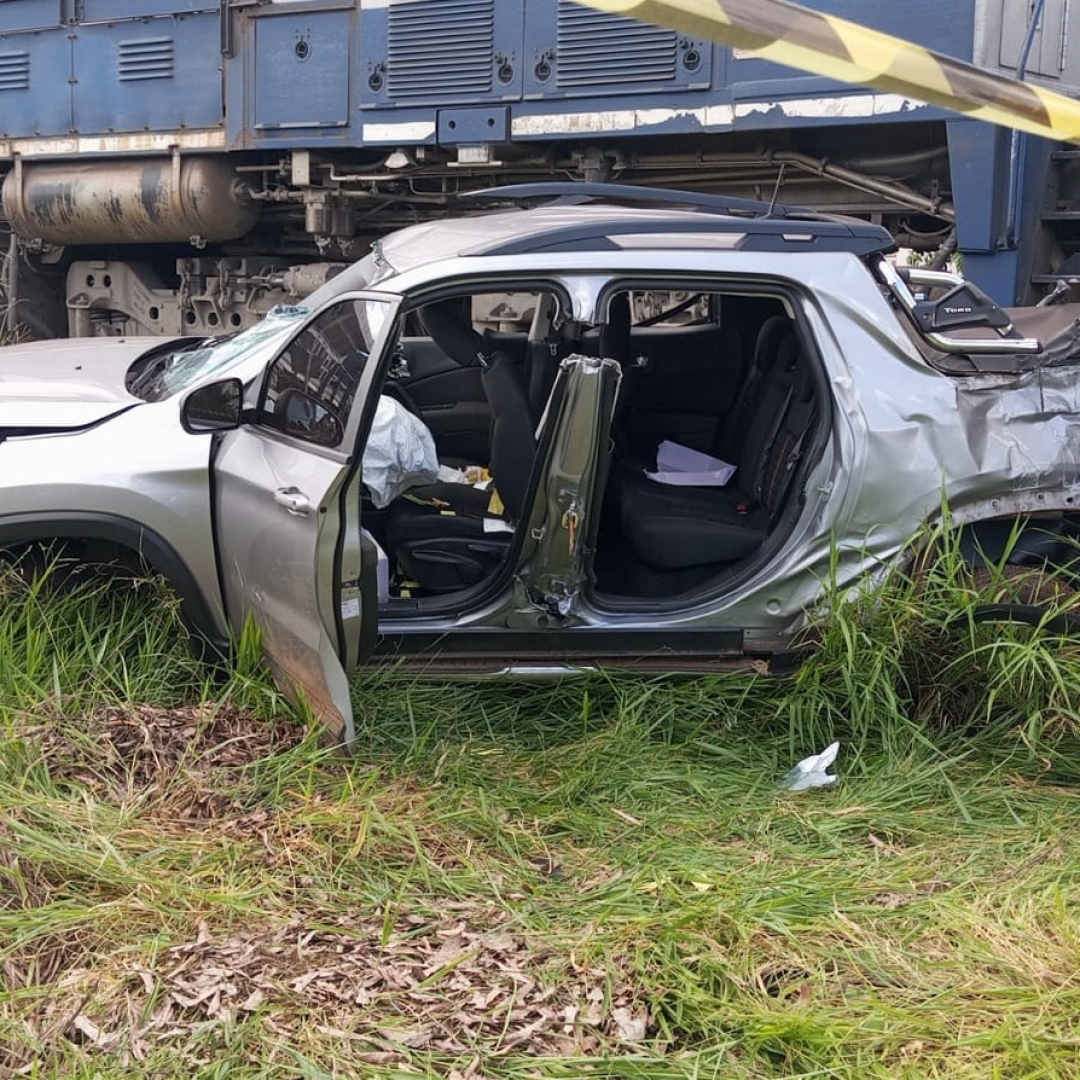 Batida entre caminhonete e trem deixa motorista gravemente ferido em Sarandi