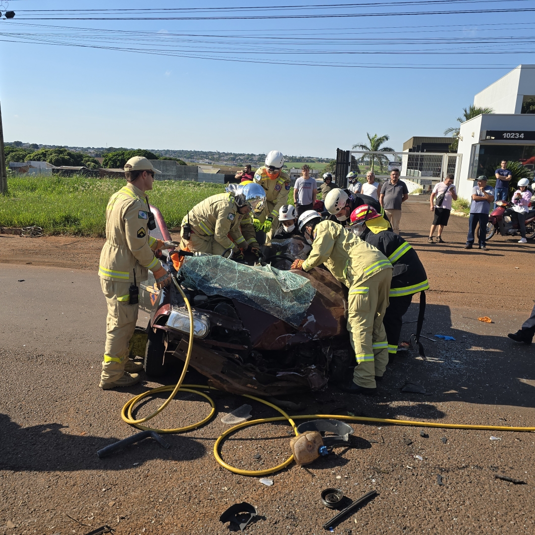 Grave acidente no Contorno Sul de Maringá deixa motorista preso às ferragens