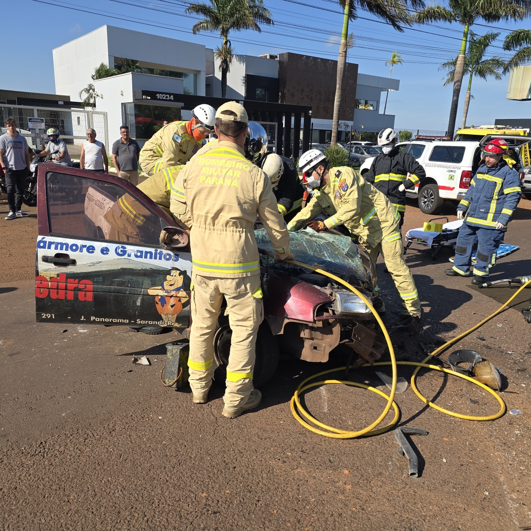Grave acidente no Contorno Sul de Maringá deixa motorista preso às ferragens