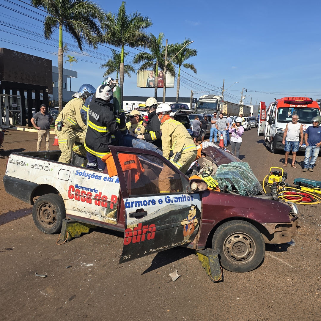 Grave acidente no Contorno Sul de Maringá deixa motorista preso às ferragens