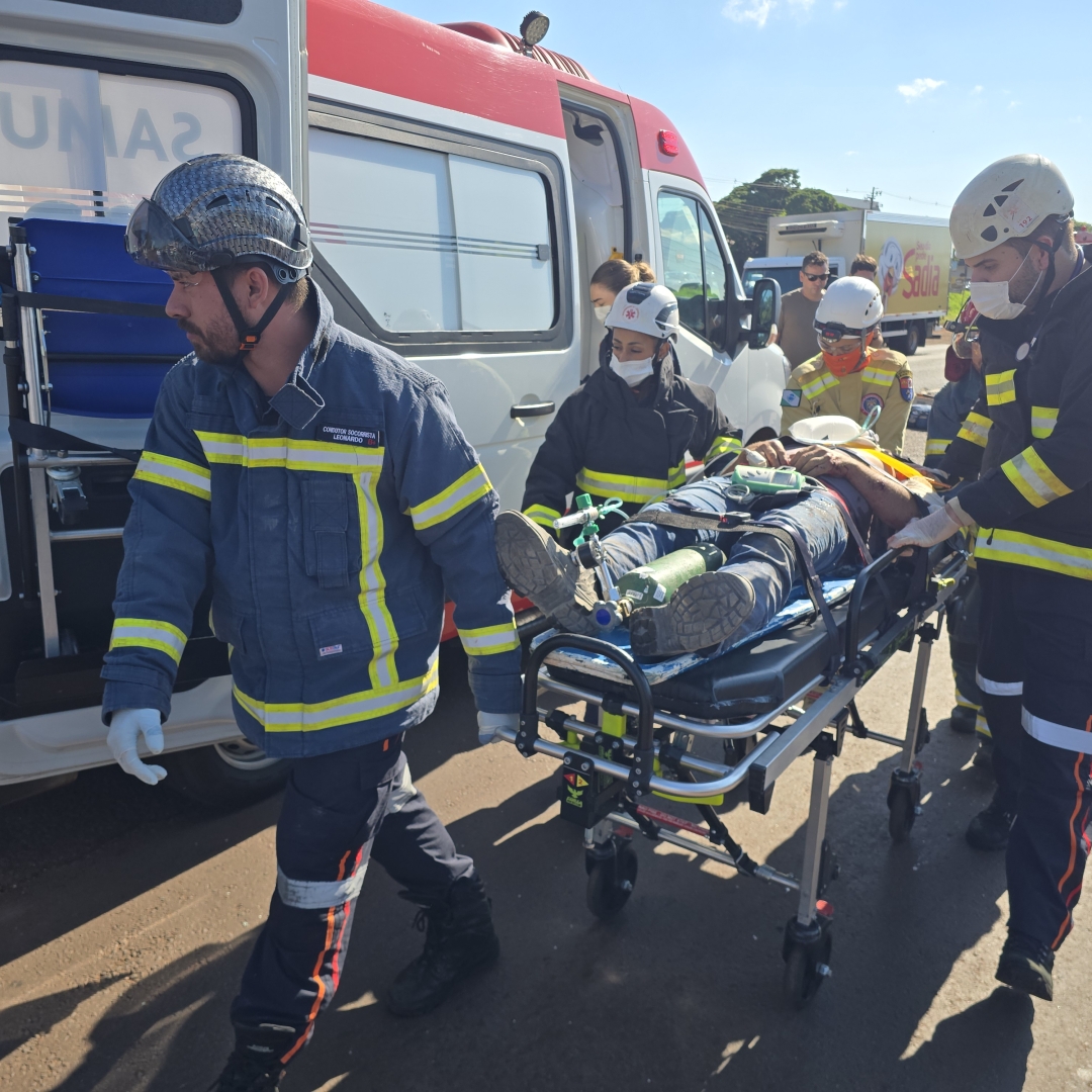Grave acidente no Contorno Sul de Maringá deixa motorista preso às ferragens