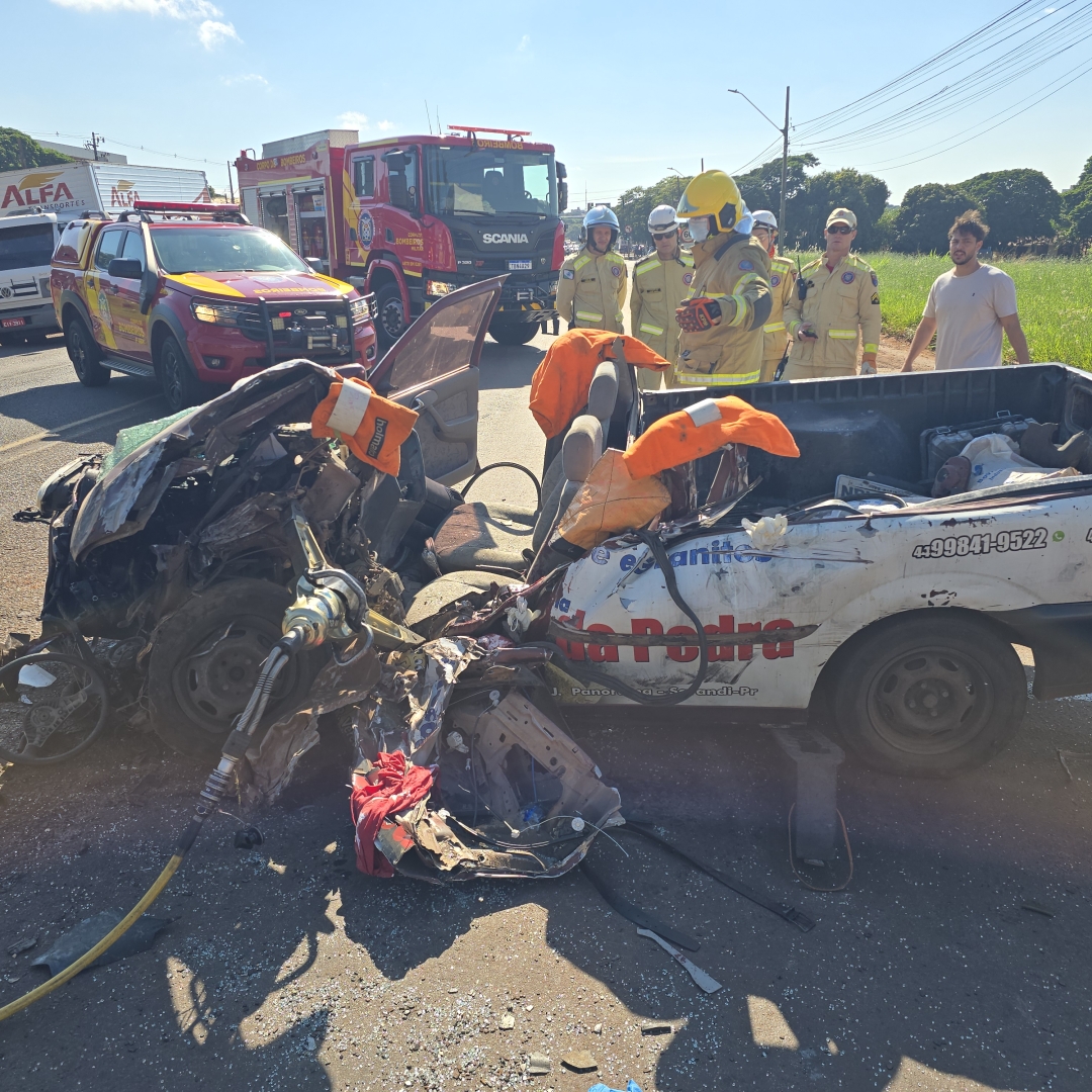 Grave acidente no Contorno Sul de Maringá deixa motorista preso às ferragens