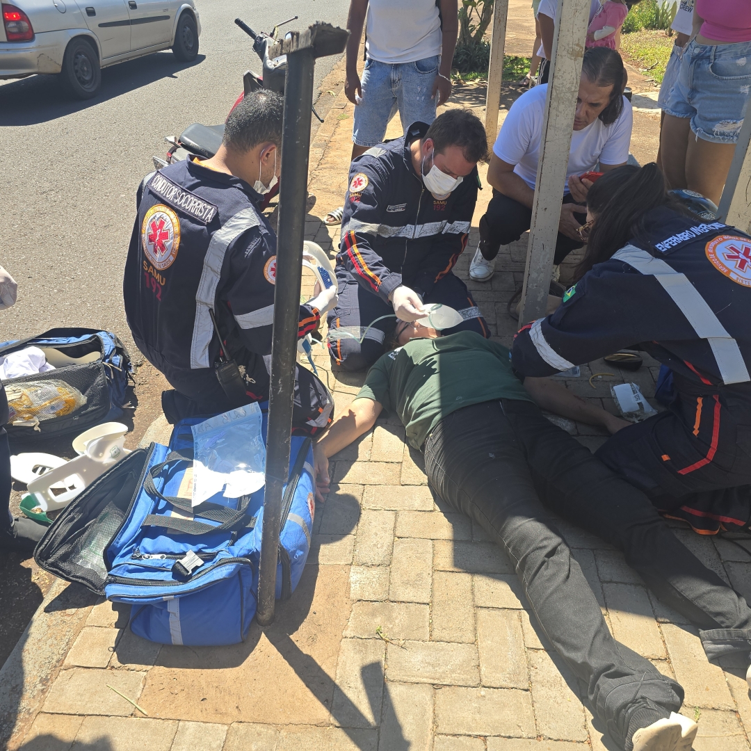 Mulher fica ferida após colidir motoneta contra lixeira no Parque Hortência 2