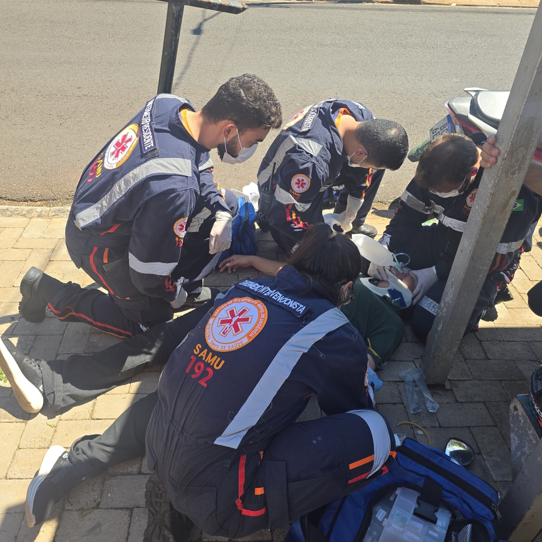 Mulher fica ferida após colidir motoneta contra lixeira no Parque Hortência 2