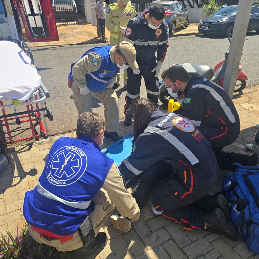 Mulher fica ferida após colidir motoneta contra lixeira no Parque Hortência 2