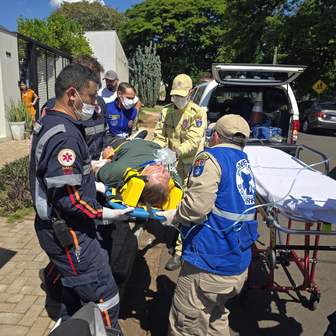 Mulher fica ferida após colidir motoneta contra lixeira no Parque Hortência 2