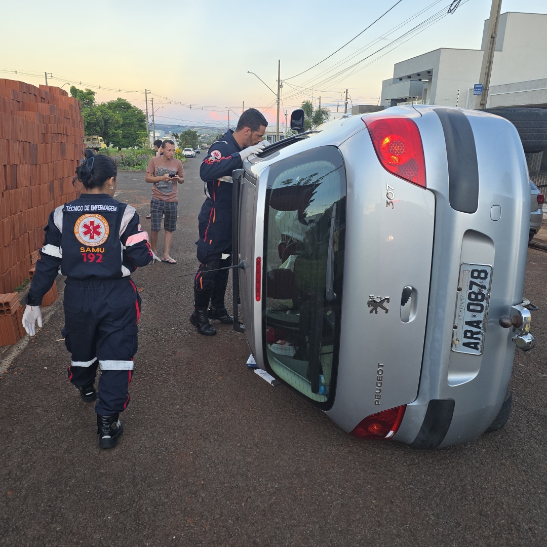 Motorista com sinais de embriaguez provoca acidente e tomba veículo em Maringá