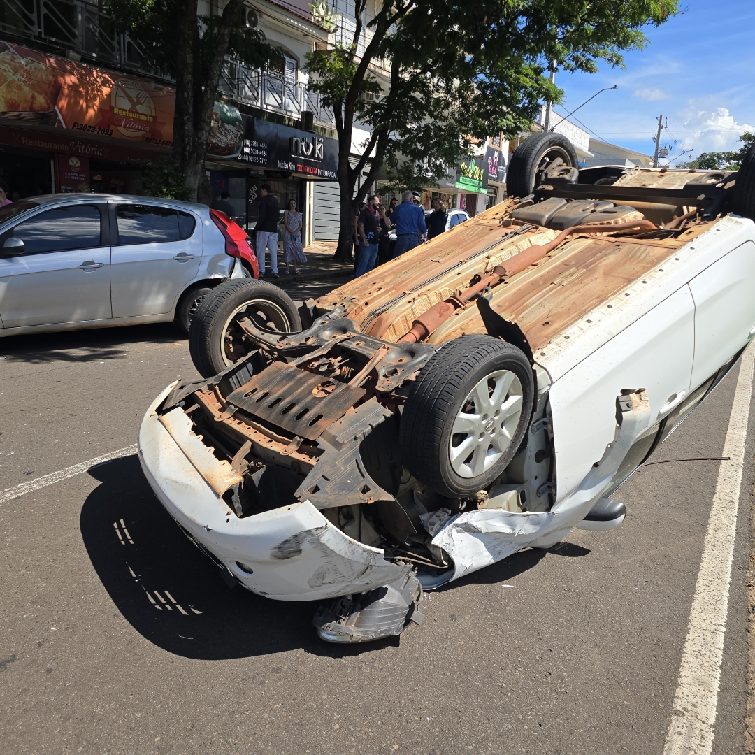 Colisão traseira provoca capotamento na Avenida das Palmeiras, em Maringá