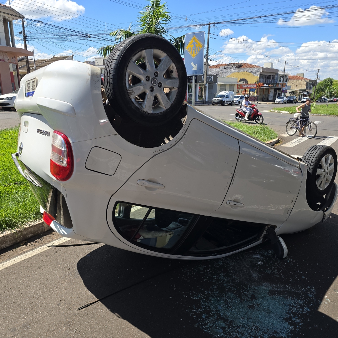 Colisão traseira provoca capotamento na Avenida das Palmeiras, em Maringá