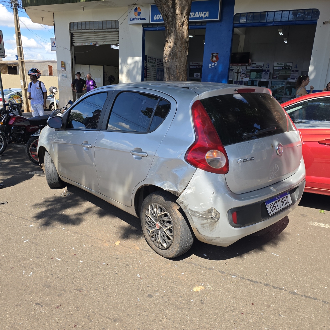 Colisão traseira provoca capotamento na Avenida das Palmeiras, em Maringá