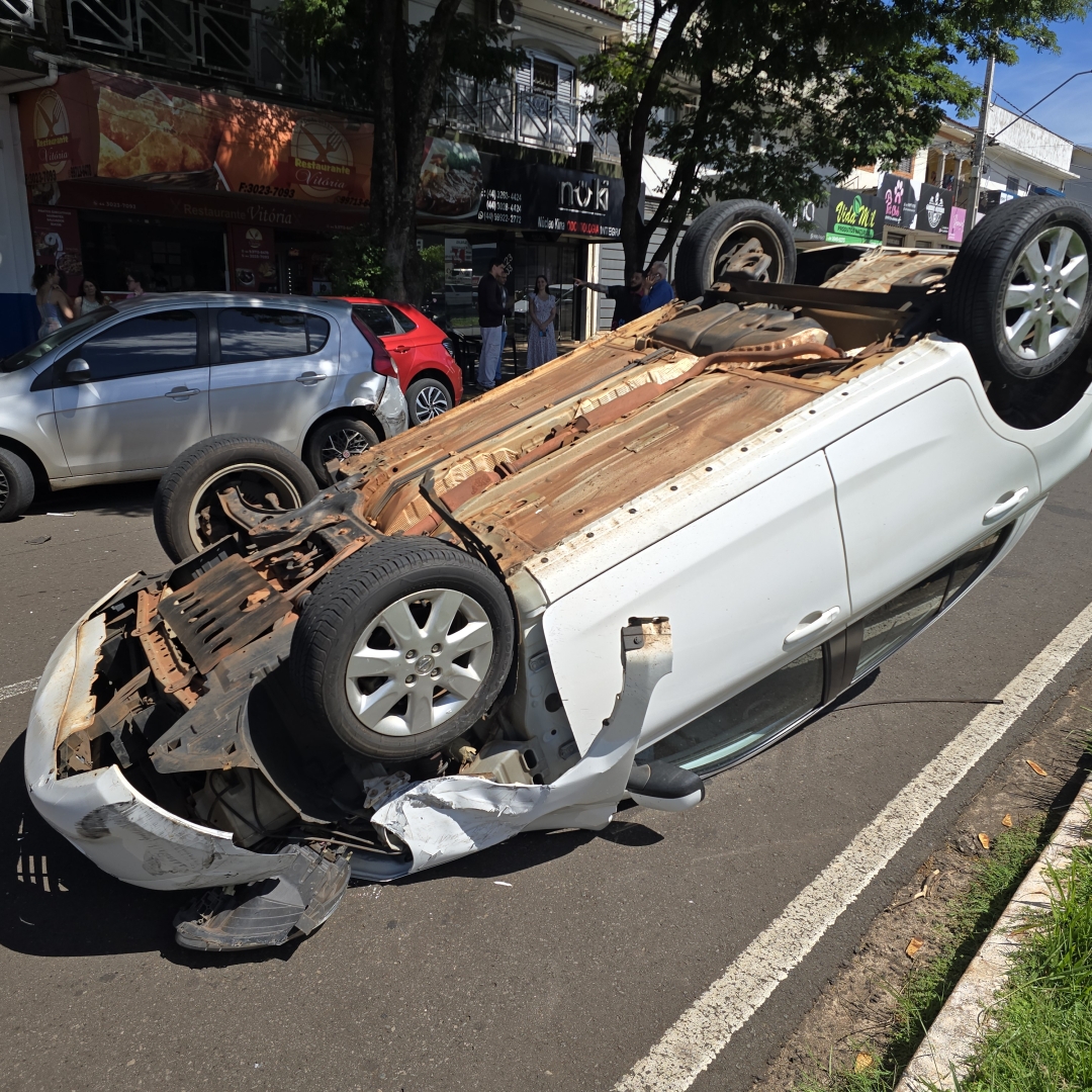Colisão traseira provoca capotamento na Avenida das Palmeiras, em Maringá