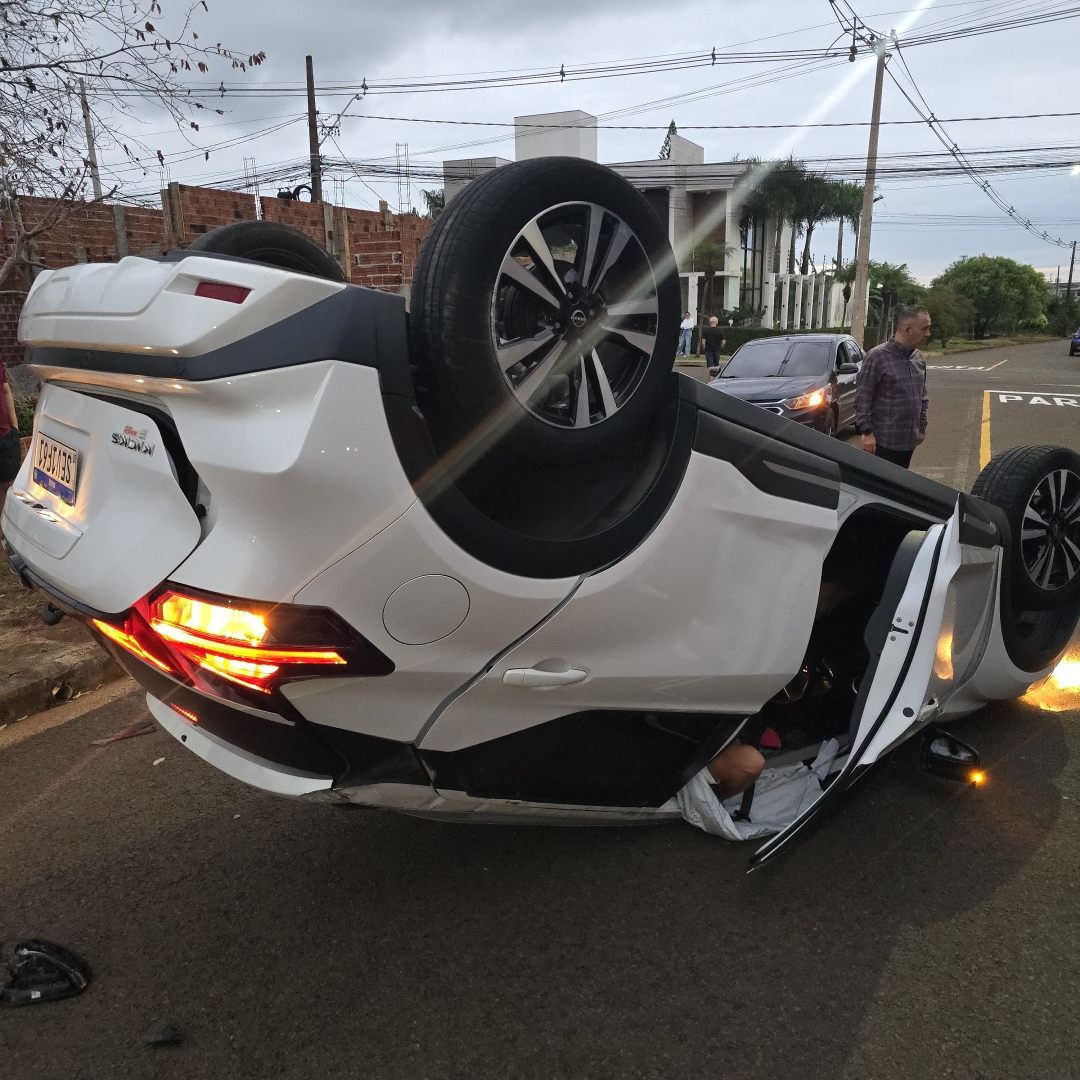 Batida violenta deixa motorista ferido após invasão de preferencial em Maringá
