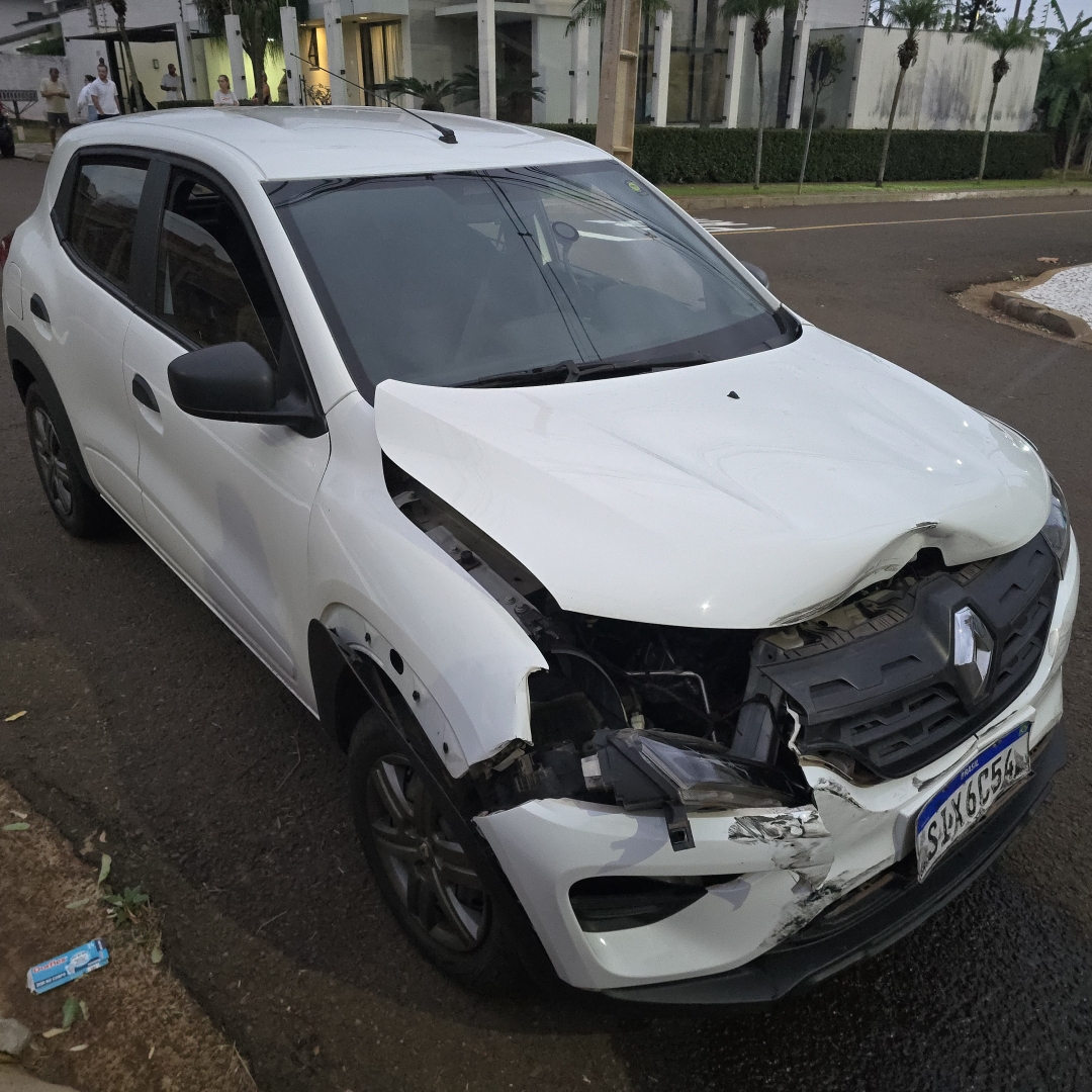 Batida violenta deixa motorista ferido após invasão de preferencial em Maringá