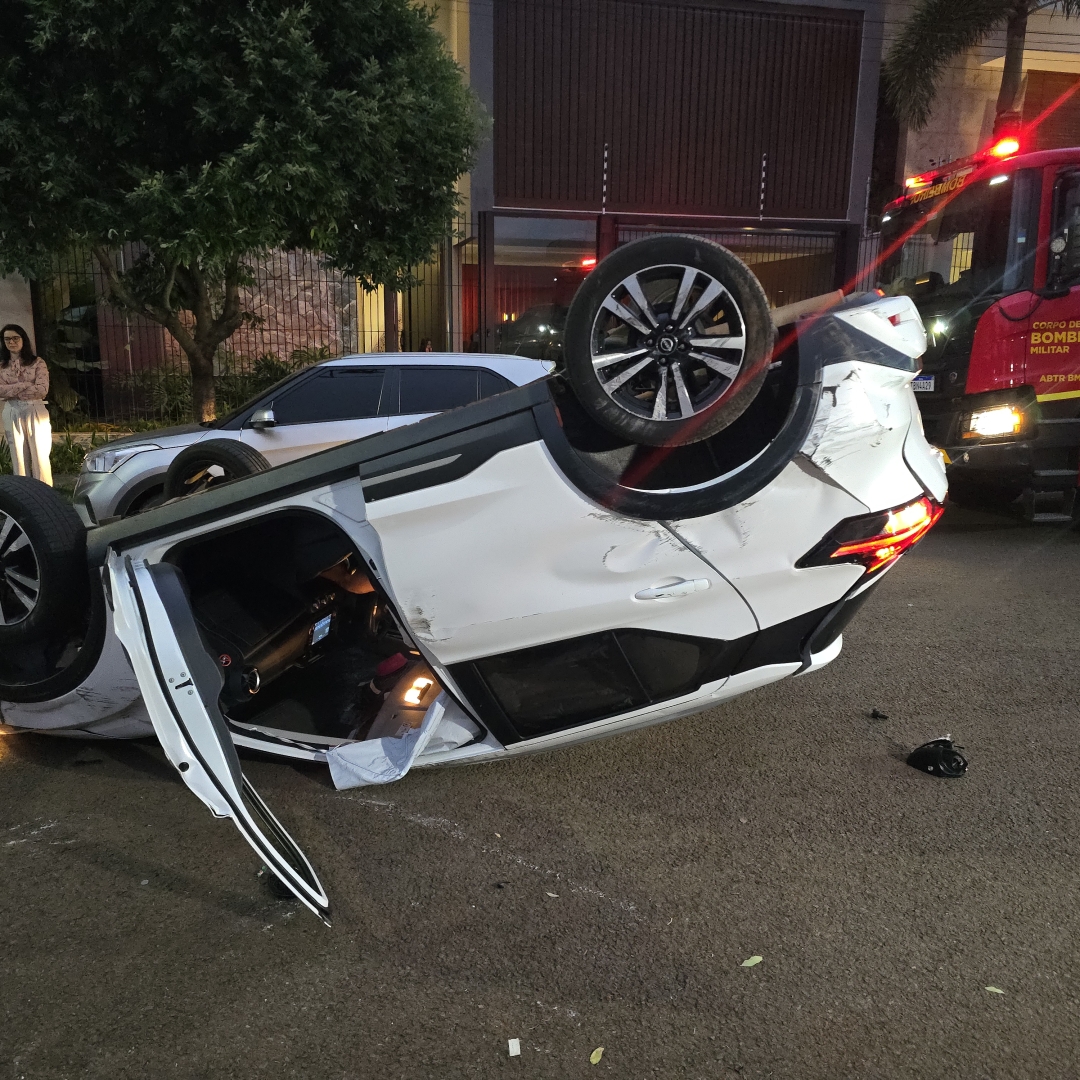 Batida violenta deixa motorista ferido após invasão de preferencial em Maringá