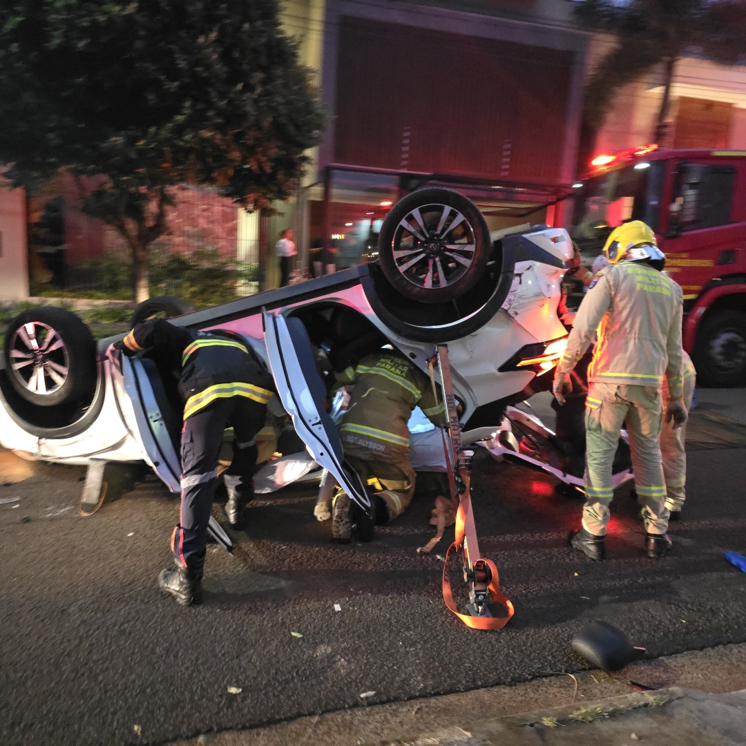 Batida violenta deixa motorista ferido após invasão de preferencial em Maringá