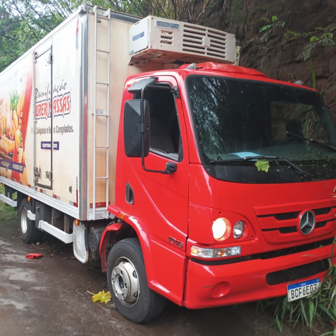 Acidente entre caminhão e carro mobiliza resgate no Contorno Sul de Maringá