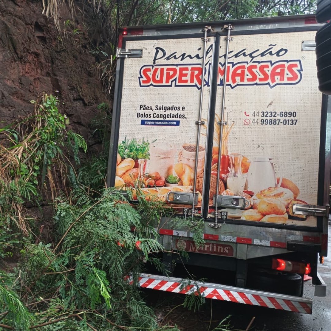 Acidente entre caminhão e carro mobiliza resgate no Contorno Sul de Maringá